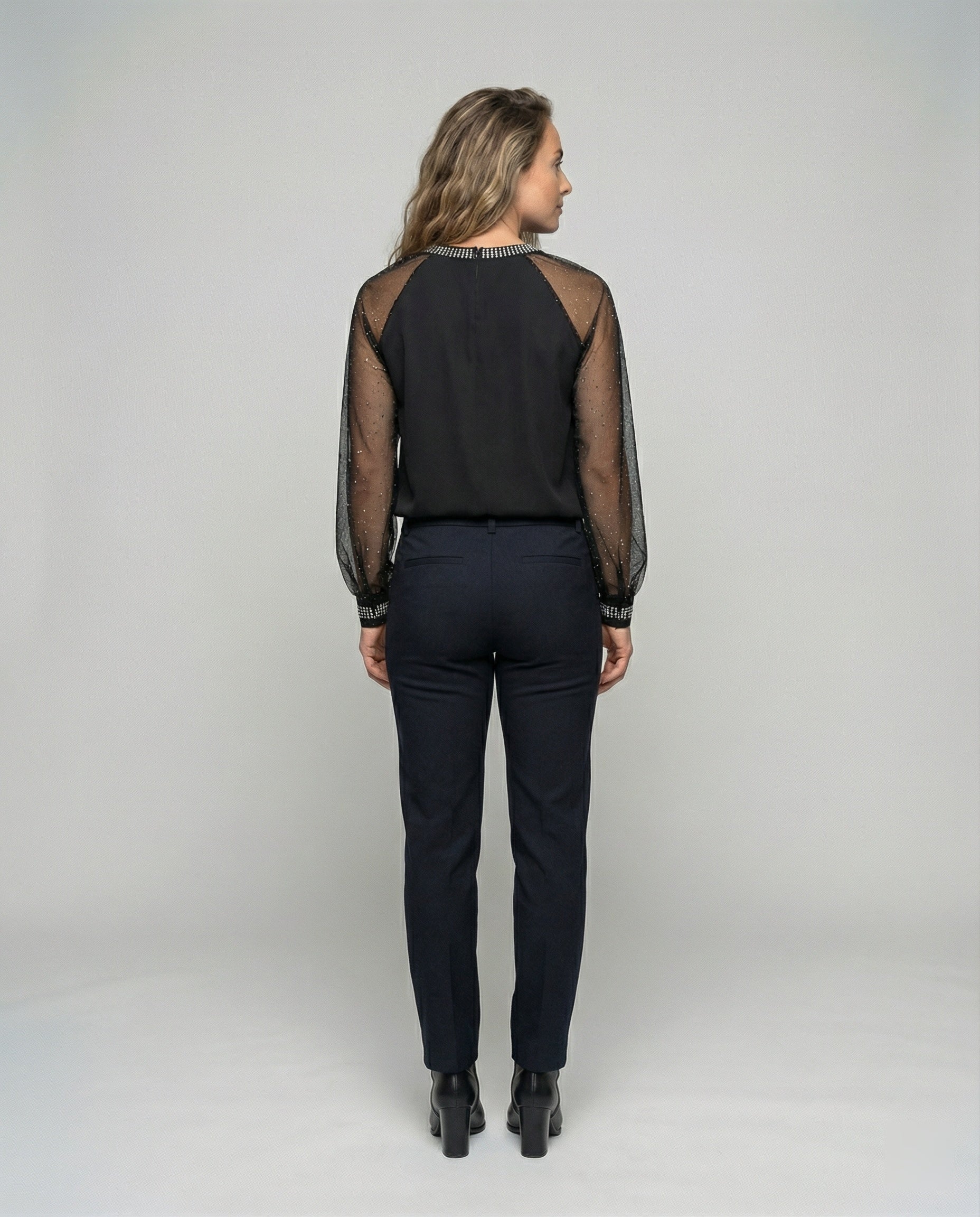 Elegantní top s rukávy ze síťoviny zdobené flitry | Ka-mostore
