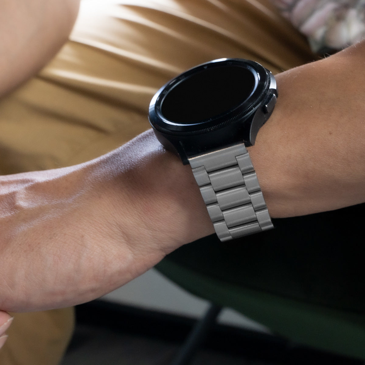 Samsung Galaxy Watch 4 Classic 46 mm-es ezüst színű rozsdamentes acél láncszíjjal